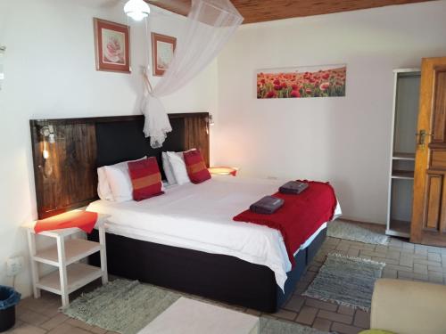 um quarto com uma cama grande num quarto em Geckos B&B and Self-catering em Coffee Bay