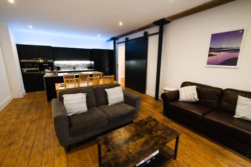 un soggiorno con 2 divani e un tavolino da caffè di The Eden Warehouse - Pink Apartment (sleeps 4) a Southport