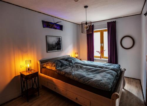 um quarto com uma cama e uma janela em Hus Tidevann em Tönning