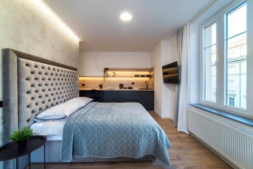 een slaapkamer met een bed en een keuken bij Liberty Apartments, 3rd Floor, no elevator in Zagreb