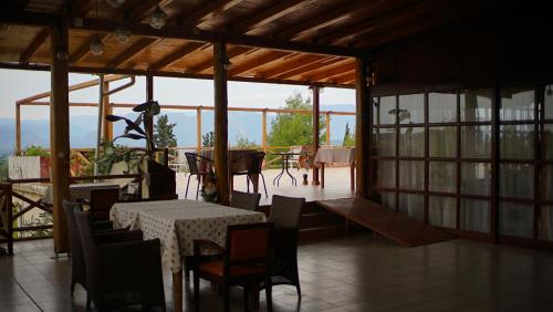 ein Esszimmer mit einem Tisch und Stühlen sowie Aussicht in der Unterkunft La Petite Planete in Mykines