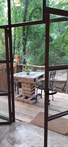 een afgeschermde veranda met een tafel en een bank bij Agriturismo ParcodaiNonni in Ischitella