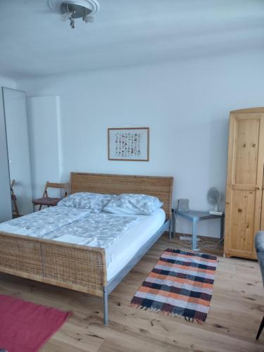sypialnia z łóżkiem i dywanem w obiekcie Apartment Trappelgasse w Wiedniu