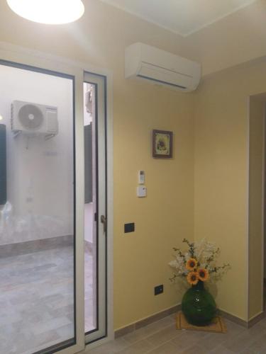 a hallway with a vase of flowers in a room at Casa da Flo' in Augusta