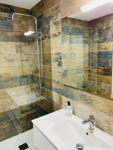 a bathroom with a sink and a shower at Casa Adosada Familiar in San Luis de Sabinillas