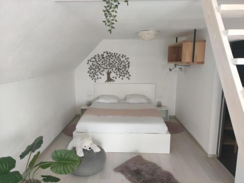 1 dormitorio con 1 cama y un árbol en la pared en *** Biezoe ***, en Brakel