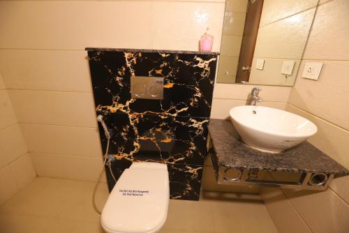 een badkamer met een toilet en een wastafel bij The Picasso Residency Hotel New Delhi - Couple Friendly Local IDs Accepted in New Delhi