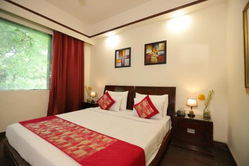 Cama ou camas em um quarto em The Picasso Residency Hotel New Delhi - Couple Friendly Local IDs Accepted