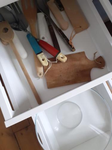 półka z kilkoma różnymi rodzajami przedmiotów na niej w obiekcie L'annexe w mieście Cabourg