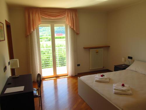 Un dormitorio con una cama con dos toallas encima. en Bed and Breakfast La Cesura, en Mattarello