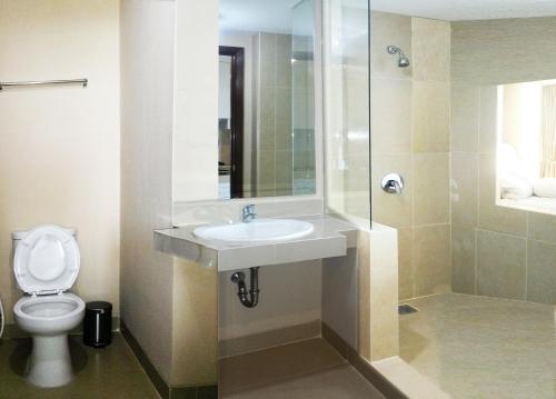 La salle de bains est pourvue d'un lavabo et de toilettes. dans l'établissement U Residence Tower2 Supermal Lippo Karawaci, à Klapadua