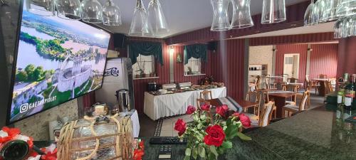 a room with a large screen and a table with flowers at Apartamenty Hexagon nr 26a in Grzybowo