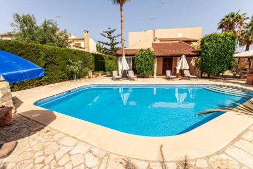 einen Pool in einem Hof mit einem Haus in der Unterkunft Casa Romantica in Sa Coma