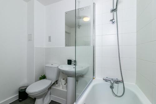 A bathroom at St Albans City Centre Apartment