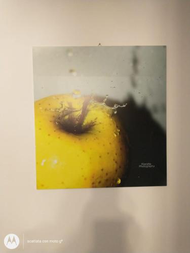 a picture of a yellow apple sitting on a table at IDA S Apartament in Pontecagnano