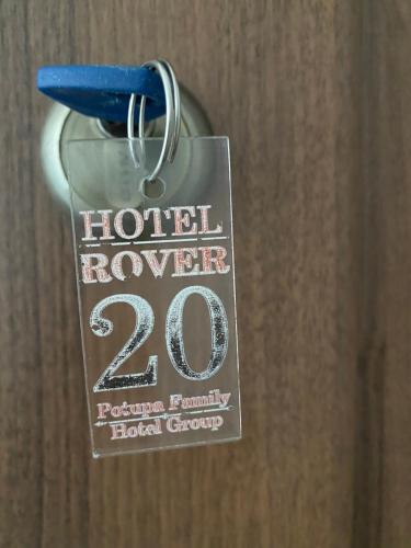 Certificado, premio, señal o documento que está expuesto en Hotel Rover