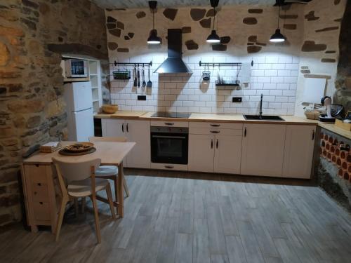 A kitchen or kitchenette at A curuxa casa rural