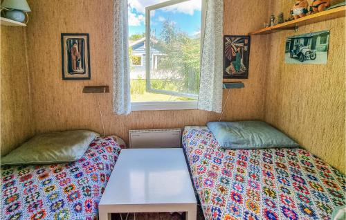 Tempat tidur dalam kamar di 2 Bedroom Nice Home In Svanesund