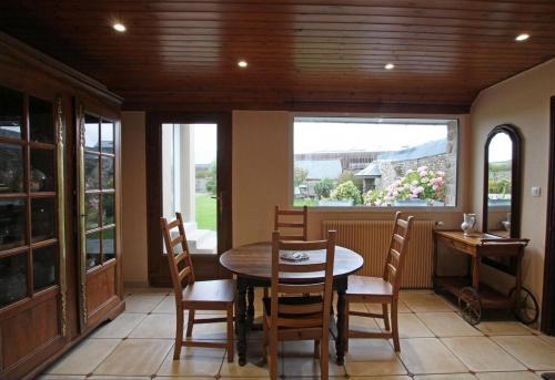 a dining room with a table and chairs at GITE DU HABLE in Omonville-la-Rogue