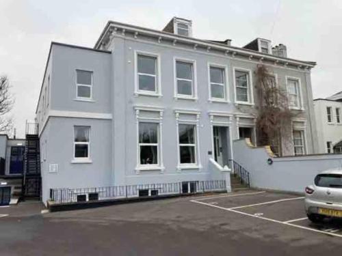 Gallery image of Cheltenham 2 bedroom central apartment inc parking in Cheltenham