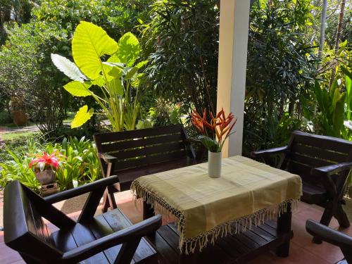 Taman di luar Symphony Villa