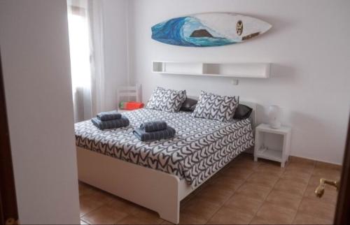 Un dormitorio con una cama con almohadas. en Villa Elisa en Villaverde