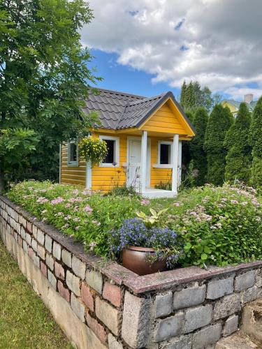 オテパーにあるApartment Meranoの黄色い家の前のレンガの擁壁