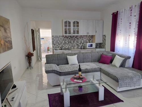 sala de estar con sofá y mesa en Apartmani Jovan, en Ulcinj