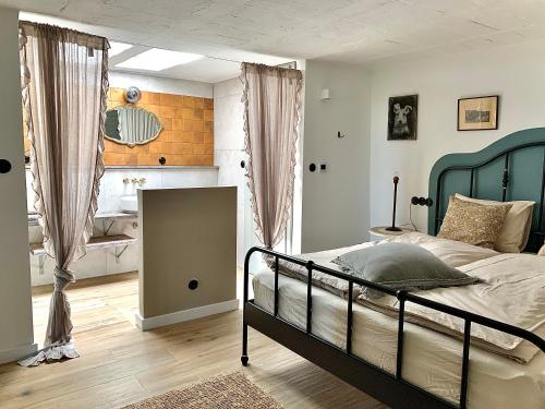 um quarto com uma cama com uma moldura azul em Cheerful Cottage at Balatonfelvidek Dörgicse em Mencshely