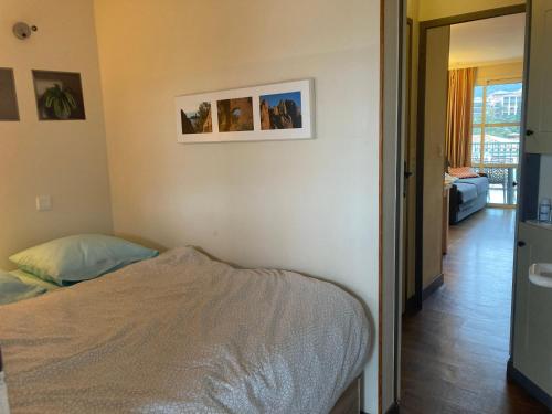 - une chambre avec un lit et un couloir avec une fenêtre dans l'établissement Studio Cabine village Cap Esterel avec wifi, à Saint-Raphaël