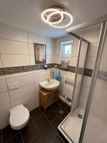 Bathroom sa Platz für die ganze Familie - Bungalow mit großem Grundstück