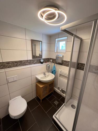 O baie la Bungalow 4 Schlafzimmer 8 Personen Parkplatz Grundstück Garten