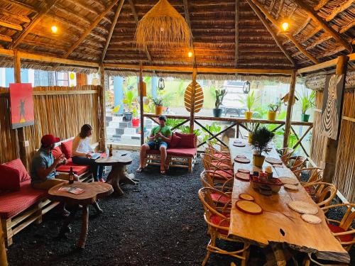 un grupo de personas sentadas en mesas en un restaurante en Serengeti Villa, en Arusha