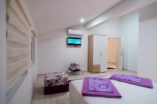 Habitación con 2 alfombras de meditación púrpura en el suelo en Purple rooms, en Mostar