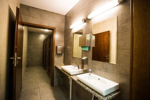 ein Badezimmer mit 2 Waschbecken und einem Spiegel in der Unterkunft Pensjonat Myka in Zamość