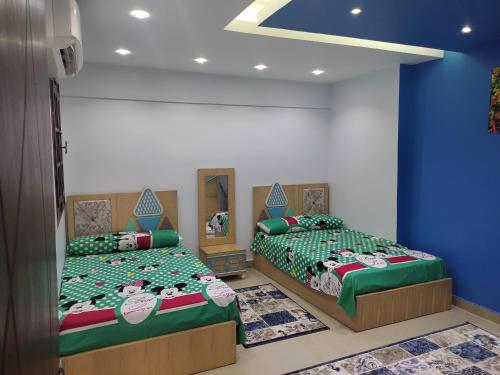 Postel nebo postele na pokoji v ubytování شقه فاخره للعائلات فقط
