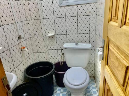 - une salle de bains pourvue de toilettes et d'une poubelle dans l'établissement LNIMMO - DEMGIEU - Studio meublé sécurisé climatisé et internet illimité avec forage, à Yaoundé