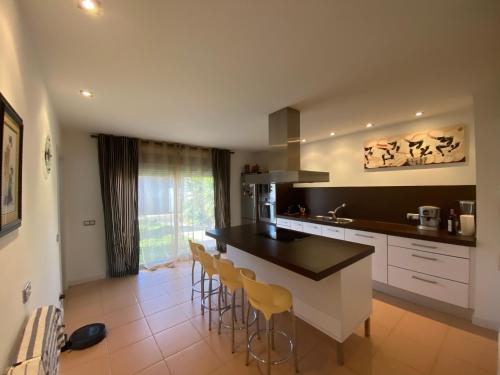 una cocina con una isla con taburetes. en Loft Bardenas ECO RR46, en Ribaforada