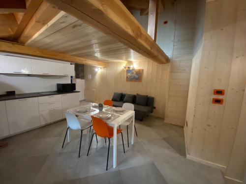 eine Küche und ein Esszimmer mit einem Tisch und Stühlen in der Unterkunft Chez Orsille in Aymavilles