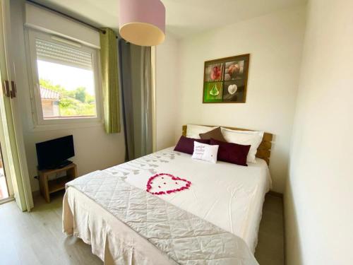 a bedroom with a large bed with a window at Les Terrasses du Lac piscine A4 in Aureilhan