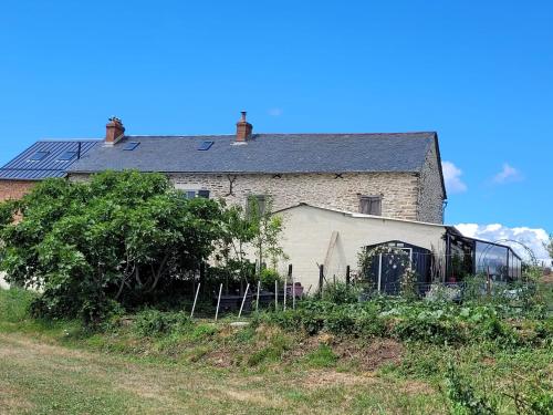 an old house with a fence in front of it at Tout au bout du chemin in Réquista
