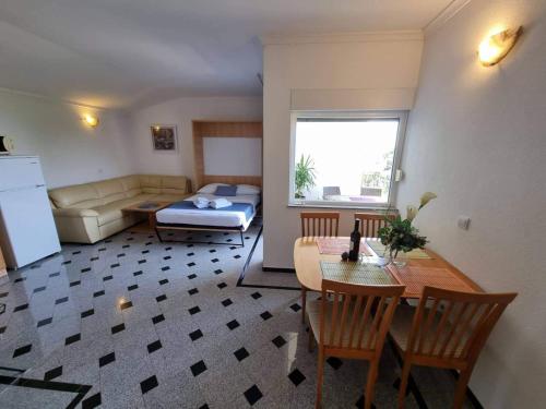 un salon avec une table et un canapé dans l'établissement Apartment Tomic 2, à Makarska