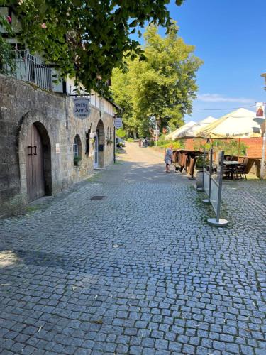 a cobblestone street next to a stone building at 2-Zimmer Wohnung an der Lindenstraße in Lengerich