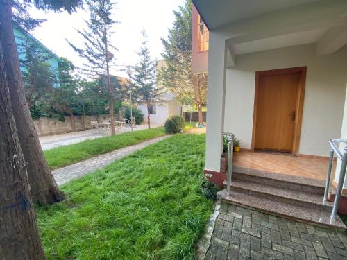 Κήπος έξω από το Hotel Garden Villa ARDO