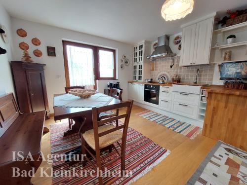 Una cocina con una mesa y un comedor. en JODLER - Apartment in top central position, en Bad Kleinkirchheim
