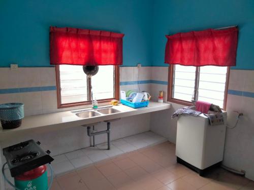 Un baño de HOMESTAY CAHAYA PUTERI