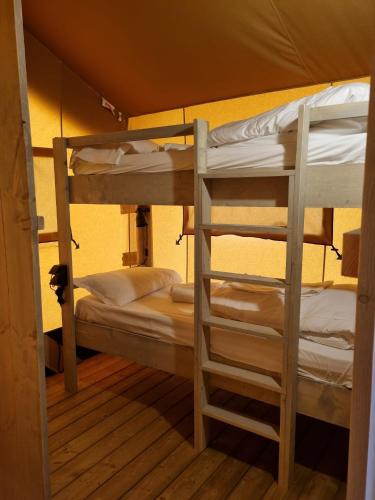 リパルベッラにあるGlamping Le Tegoleの部屋に二段ベッドがいくつかある