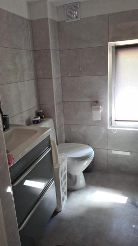 uma casa de banho com um WC, um lavatório e uma banheira em Little Angel em Warchały