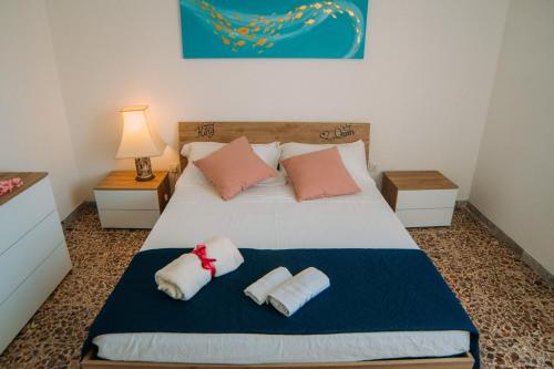ein Schlafzimmer mit einem Bett mit zwei Kissen darauf in der Unterkunft casa mare incantevole in Alghero