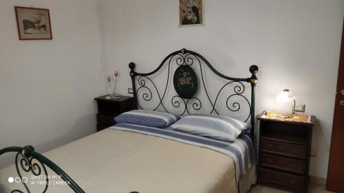 サン・ベネデット・デル・トロントにあるApp con Giardino porticato di uso esclusivo solo per le Famiglieのベッドルーム1室(白黒のベッド1台、ナイトスタンド2台付)